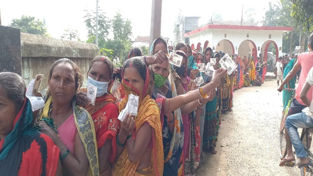 बिहार पंचायत चुनाव 2026 में आरक्षण रोस्टर में संभावित बदलाव को लेकर उम्मीदवारों और जनप्रतिनिधियों की नजर अंतिम सूची पर टिकी है।